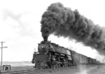 Als Lokomotiven der Bauart Challenger werden Vierzylinder-Güterzugdampfloks mit der Achsfolge (2’C)C2’ (amerikanische Schreibweise: 4-6-6-4) bezeichnet. Die Achsfolge wurde erstmals von der Union Pacific Railroad ab 1936 für die Klasse 3900 verwendet. Diese gab den Lokomotiven auch den Namen „Challenger“, der sich zugleich als Bezeichnung der Achsfolge durchsetzte. Challenger X 3822 der UP ist hier bei Cheyenne in Wyoming unterwegs. Die Lok wurde 1937 in Dienst gestellt und 1958 ausgemustert. (1950) <i>Foto: John Harder</i>