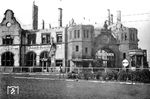 Das Gebäude des Bahnhofs Mannheim-Neckarstadt wurde im Zweiten Weltkrieg schwer beschädigt und anschließend abgetragen. Zwischen 1952 und 1955 wurde es durch einen modernen Zweckbau ersetzt. (1946) <i>Foto: RBD Mainz, Slg. W. Löckel</i>
