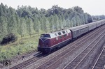 V 200 078 mit einem Schnellzug auf dem viergleisigen Streckenabschnitt Hamm - Minden bei Ahlen in Westfalen. (1965) <i>Foto: H.D.Kremer</i>