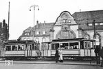 Tw 213 mit Bw 404 auf der Linie 3 Eicken – Poeth (– Waldniel) am Hauptbahnhof von Mönchengladbach. Am 1. September 1929 wurde die Stadt Rheydt mit der Stadt München-Gladbach zur Stadt Gladbach-Rheydt vereint. Am selben Tag fand auch die Vereinigung der beiden Straßenbahnbetriebe zur Städtischen Straßenbahn Gladbach-Rheydt statt. 1930 bedienten die Straßenbahnen ein Netz mit einer Streckenlänge von 67 Kilometern und legten mit 56 Trieb- und 36 Beiwagen jährlich rund 5,6 Millionen Kilometer zurück. Zeitgleich wurden rund 18,8 Millionen Passagiere befördert, obwohl nur rund 235.000 Einwohner im Einzugsgebiet lebten. Die Gemeinschaft zwischen beiden Straßenbahnbetrieben blieb auch über die Trennung der beiden Städte am 1. August 1933 hinaus bestehen. Bis zum 1. August 1936 waren beide Betriebe an einem Zweckverband beteiligt, den die Bahn leitete. Danach gingen sie getrennte Wege.  (1930) <i>Foto: unbekannt</i>
