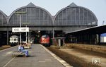220 013 wartet vor E 3183 nach Lübek im Hauptbahnhof von Kiel. Seit 2006 ziert den Bahnhof eine neue Bahnhofshalle. (24.05.1984) <i>Foto: A. Wagner</i>