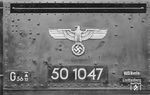 Führerhausbeschilderung der im Dezember 1940 an das Bw Berlin-Lichtenberg abgelieferten 50 1047. Die Lok lief zuletzt als 051 047 beim Bw Hof und wurde dort am 12.04.1973 ausgemustert. Oberhalb des Gattungszeichens ist schwach das "H" im Kreis zu erkennen als Kennzeichen einer Lok, die ausschließlich mit heimischen Baustoffen (also ohne Kupfer etc.) gebaut wurde. (12.1940) <i>Foto: RVM-Filmstelle Berlin (Maey)</i>