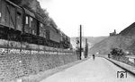 50 2569 vom Bw Koblenz-Lützel passiert das Einfahrsignal von Werlau, das mit seiner Signalstellung Vr2 eine Überholung für den Güterzug ankündigt. Auf der anderen Rheinseite thront Burg Maus über Wellmich. (1950) <i>Foto: Carl Bellingrodt</i>