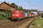 151 037 fährt mit einem Containerzug (TEC) aus Hamburg durch den Bahnhof Barnten zwischen Sarstedt und Nordstemmen. (20.09.2005) <i>Foto: Thomas Konz</i>