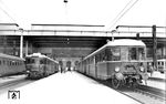VT 32 012 und Steuerwagen ES 25 111 im Münchener Hauptbahnhof. Der VT könnte als Et 1932 aus Eichstätt Stadt in München eingetroffen sein, während sein elektrischer Bruder im Münchener Vorortverkehr unterwegs war. (21.03.1951) <i>Foto: Carl Bellingrodt</i>