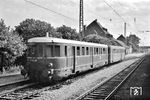 Aus dem vorbeifahrenden Zug wurde VT 33 208 in Mannheim-Friedrichsfeld abgelichtet. Das 1935 als VT 137 086 Halle in Dienst gestellte Fahrzeug wurde am 14.09.1965 beim Bw Landau/Pfalz ausgemustert.  (08.1956) <i>Foto: Kurt Eckert</i>