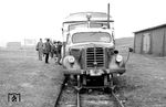 Der SVG Leichttriebwagen LT 3, der auf einer umgerüsteten Borgward-Sattelzugmaschinen aufgebaut wurde, in List Hafen/Dorf. Die Sylter Inselbahn benötigte Anfang der 1950er Jahre für ihren leichten Oberbau in Sandbettung leichte Triebfahrzeuge. Die gebraucht angebotenen Triebwagen waren oft zu schwer. So kam man auf die unkonventionelle Lösung, normale Borgward-Lkw des Typs B 4500 als Zugmaschinen mit Aufliegern als Wagen einzusetzen. Die Lkw-Fahrgestelle wurden dazu mit Eisenbahnrädern versehen, diese hatten zwischen Radkörper und Radreifen ein Gummielement. Die Vorderachse war mit den originalen Achslagern ausgestattet, die Hinterachse erhielt zusätzlich noch eine mit Federpaketen am Fahrgestell befestigte Außenlagerung. Der Wagenaufbau wurde mit U-Profilen in Leichtbauweise hergestellt, die Außenwandverkleidung war aus 1-mm-Stahlblech. Die Dachpartie war im abgerundeten Bereich aus Blech, in der Mitte aus mit Tuch bespanntem Holz. Die Drehgestelle für die hintere Abstützung des Wagenkastens stammten von ausgemusterten Personenwagen. Mittig war beidseitig eine breite Schiebetür eingebaut.  (09.1969) <i>Foto: Detlev Luckmann</i>