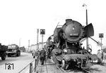 Eine Lü-Sendung wird im Rangierbahnhof von Karlsruhe abgefertigt. Als Zuglok wartet die im Oktober 1942 in Dienst gestellte 50 2417 Ük vor der Fuhre. Äußerlich hätte sie auch schon gut als 52er durchgehen können. (1954) <i>Foto: Schneider</i>
