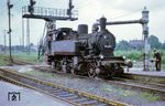 91 697 (Jung, Baujahr 1905) ergänzt ihre Wasservorräte im Bahnhof Glauchau/Sa. (06.1967) <i>Foto: Robin Fell</i>