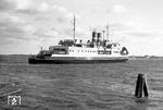 SVT 137 273 setzt als Ex 21 "Neptun" (Berlin - Kopenhagen) mit dem Fährschiff "Danmark" über die Ostsee über, fotografiert beim Ablegen in Warnemünde. (20.11.1964) <i>Foto: H.J. Lange</i>