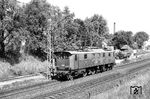 Die kurz zuvor als Schiebelok am P 2745 angehängte E 52 05 (vgl. Bild-Nr. 75657) kehrte Lz bei Fellbach in Richtung Stuttgart zurück.  (01.09.1962) <i>Foto: Helmut Röth</i>