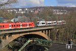 Auf der Wupperbrücke in Wuppertal-Sonnborn begegnen sich eine S 8 nach Hagen in Form von 1440 816 und der ex BOB VT 609 der Regiobahn als S 28 nach Düsseldorf über Mettmann. (19.03.2021) <i>Foto: Wolfgang Bügel</i>