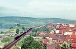 Eine 44er mit einem kurzem Güterzug auf dem Weg nach Würzburg bei Retzbach am Main. (05.1955) <i>Foto: Carl Bellingrodt</i>