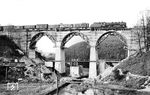 41 190 vom Bw Fulda rollt vorsichtig in einer Langsamfahrstelle über das Viadukt bei Jossa, auf dem gerade die letzten Kriegsschäden beseitigt werden. (07.06.1951) <i>Foto: Carl Bellingrodt</i>