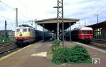 Im Bahnhof Witten überholt 103 140 mit IC 740 "Lenne-Kurier" (Dortmund - Wuppertal - Köln) den historischen Pendelzug ET 25 015. (29.05.1988) <i>Foto: Wolfgang Bügel</i>