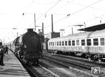 01 1092 (Bw Osnabrück) fährt mit einem zusätzlichen Schnellzug aus Hamburg in Bremen Hbf ein, der wohl anlässlich des Pfingstsonntages verkehrte.  (29.05.1966) <i>Foto: Hans Landwehr</i>