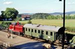 Eine Rarität stellte die von Falls nach Gefrees befahrene Stichstrecke dar, auf der der in Lichtenfels beheimatete Bi-Wagen 82777 (mit Kohleofen-Heizung im Fahrgastraum) zum Einsatz kam. Dieser ehemals 4.Klasse-Wagen Cid-26 (Ganzstahlbauart) ist noch heute erhalten und wird als BLV 3 des Bayerischen Localbahnvereins eingesetzt. Er stellt einen Übergang zu den Donnerbüchsen dar, die ab 1928 in großer Zahl gebaut wurden. Die in Bayreuth stationierte 260 112 war für die Beförderung des Zügleins zuständig. Der Lokführer genießt derweil die Abendsonne. (31.08.1970) <i>Foto: Dieter Junker</i>