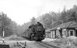 Seit 1890 führte südlich von Hänischmühe die Schmalspurbahn von Zittau nach Jonsdorf vorbei. Dort entstand die Haltstelle Kurort Johnsdorf, die gerade von 99 1759 verlassen wird. (06.06.1971) <i>Foto: Michael Malke</i>