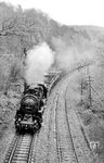 58 1073 passiert mit einem Güterzug nach Zwickau das Einfahrsignal von Hartenstein. (28.04.1974) <i>Foto: Michael Malke</i>