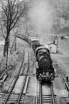 Wegen Bauarbeiten ist 58 1218 mit ihrem Zug nach Aue in Hartenstein auf dem "falschen Gleis" unterwegs. (28.04.1974) <i>Foto: Michael Malke</i>