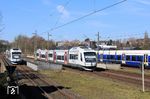 Die ex BOB-Triebwagen VT 103 und VT 106 als S 28 von und nach Kaarst über Mettmann in Wuppertal-Sonnborn. Rechts huscht noch der RE 7 nach Rheine vorbei. (30.03.2021) <i>Foto: Wolfgang Bügel</i>