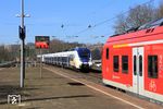 In Wuppertal-Sonnborn trifft 442 375 als RB 32438 nach Wuppertal-Oberbarmen auf den 1440 800 als S 8 nach Mönchengladbach. (30.03.2021) <i>Foto: Wolfgang Bügel</i>