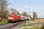 101 125 mit dem umgeleiteten IC 2013 (Dortmund - Oberstdorf) auf der Güterzugstrecke bei Immigrath. (03.04.2021) <i>Foto: Joachim Bügel</i>