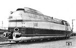 Bei Ausfall der Lok 61 001 musste man mangels Alternativen eine Lok der Baureihe 01 oder 03 vor dem Henschel-Wegmann-Zug einsetzen. Mit 130 km/h konnten sie die Fahrzeit der 61 001 jedoch nicht halten. Zwar war kurz nach dem Baubeginn der 61 001 bereits eine zweite Lok geplant worden, diese aber erst vier Jahre später in Dienst gestellt. Im Mai 1939 fanden die ersten Werksprobefahrten von 61 002 statt, am 12. Juni 1939 wurde sie zur LVA Berlin-Grunewald überstellt. Vermutlich wurde sie erst zum Jahreswechsel 1939/40 in Dienst genommen, so dass sie wegen des Kriegsausbruchs und des Einsatzes des Henschel-Wegmann-Zuges für Wehrmachts-Zwecke nicht mehr im planmäßigen Betrieb vor dem Stromlinienzug eingesetzt wurde. Das Foto im Bw Dresden-Altstadt zeigt, dass die Lok - bemerkenswerterweise - Mitte 1941 immer noch den aufwändigen und auffälligen dreifarbigen (Beige-Violett-Aluminium) Anstrich besitzt. Der insgesamt gute Zustand der Lok deutet zudem darauf hin, dass die Lok seit ihrer Indienststellung wohl kriegsbedingt kaum eingesetzt wurde. (29.05.1941) <i>Foto: DLA Darmstadt (Hubert)</i>