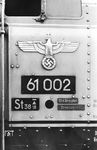 Eine Schildersammlung, die heute jeder Eisenbahnfreund gerne an der Wand hätte. Auch Mitte 1941 besitzt die Lok noch das 1937 eingeführte Reichsbahnemblem, einen auf einem Lorbeerkranz mit Hakenkreuz stehenden Reichsadler mit ausgebreiteten Schwingen. Während andere Loks das Gußstück im Krieg längst eingebüßt hatten, hielt in Dresden offensichtlich noch jemand seine schützende Hand über beide 61er. (29.05.1941) <i>Foto: DLA Darmstadt (Hubert)</i>