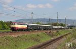218 105 der Eisenbahn-Betriebsgesellschaft Neckar-Schwarzwald-Alb mit DLr 61457 (Kornwestheim - Frankfurt/M Ost Ubf) bei Heidelberg-Wieblingen. (23.04.2015) <i>Foto: Marvin Christ</i>