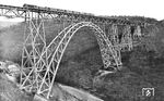 62 002 vom Bw Lennep überquert mit P 535 nach Düsseldorf die Müngstener Brücke zwischen Remscheid und Solingen. Die 465 m lange Brücke ist auch heute noch mit einer Scheitelhöhe von 107 m die höchste Stahlgitterbrücke Deutschlands.  (1931) <i>Foto: DLA Darmstadt (Bellingrodt)</i>