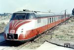 Nach dem Umbau 1954 wurde der Anstrich des Tageszuges VT 10 501 dem Anstrich des Schlafwagenzuges "Komet" (VT 10 551) angenähert.  (1955) <i>Foto: Werkfoto</i>