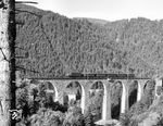Eine unbekannte E 244 mit dem P 1551 nach Titisee auf der wohl bekanntesten Brücke der Höllentalbahn, dem 36 m hohen und 244 m langen Ravennaviadukt im oberen Höllental. (11.08.1958) <i>Foto: Frank Barry</i>