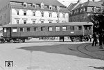 Die Umstände dieses Transports des "75152 Reg", gekennzeichnet als Tanzwagen durch Regensburg, sind nicht bekannt. Das  Fahrzeug ist ein C4i-43, der als Lazarettwagen von LHW gebaut worden war. Die Lazarettwagen wurden ohne Inneneinrichtung geliefert, daher wurden sie in der Nachkriegszeit bis zum Einbau von Sitzen als sogenannte Stehwagen eingesetzt - oder als Tanzwagen. (1955) <i>Foto: BD Regensburg (Zeitler)</i>