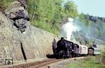 58 1562 mit einem Güterzug nach Johanngeorgenstadt an einer interessanten Fels-Mauerkonstruktion im Schwarzwassertal bei Antonsthal.  (05.1975) <i>Foto: Michael Malke</i>