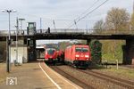 185 267 fährt mit EZ 51503 nach Hagen-Vorhalle durch Wuppertal-Sonnborn und begegnet der dort wartenden S 8 nach Mönchengladbach in Form von 1440 821. (09.04.2021) <i>Foto: Wolfgang Bügel</i>