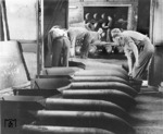 Verladen von Fliegerbomben in einen gedeckten Güterwagen der Reichsbahn. (1942) <i>Foto: RVM</i>