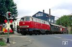 V 160 003 mit Sonderzug N 25997 auf der stillegungsgefährdeten Strecke nach Remscheid-Hasten am Bü der Bundesstraße 229 in -Vieringhausen. (18.06.1987) <i>Foto: Wolfgang Bügel</i>