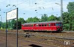 Nachdem das Bw Wuppertal-Steinbeck seine Fahrzeugunterhaltung für die ETA aufgegeben hatte, kam der 515 für die Hilgener Strecke aus Mönchengladbach. 515 616 fährt hier als N 6125 nach Hilgen aus dem Bahnhof Opladen. (20.06.1988) <i>Foto: Joachim Bügel</i>