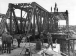 Wiederherstellung einer Eisenbahnbrücke über den Donez bei Belgorod an der Eisenbahnstrecke Charkow - Kursk. (1942) <i>Foto: RVM (Below)</i>