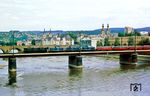 Ausgerechnet die 60 Jahre alte DB-Museumslok E 91 99 beförderte die Schadloks 211 343, 211 080 und 211 089 aus Tübingen, die bis auf die letztgenannte noch ein zweites Leben in Italien vor sich hatten. Am Zugschluss hängen noch vier 798. Der Dsts 82474 wurde auf der Moselbrücke in Koblenz abgepasst. (01.07.1988) <i>Foto: Wolfgang Bügel</i>