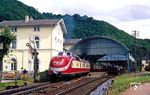 601 019/014 dieselt als Sonderzug nach Koblenz aus dem Bahnhof Bad Ems. (03.07.1988) <i>Foto: Wolfgang Bügel</i>
