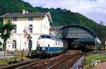221 116 mit dem Pendelzug nach Koblenz in Bad Ems. (03.07.1988) <i>Foto: Wolfgang Bügel</i>
