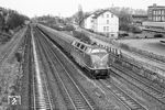 V 200 082 (Bw Hamm P) hat mit einem Schnellzug soeben den Bielefelder Hauptbahnhof verlassen und befindet sich auf dem Weg ins Ruhrgebiet. (01.04.1966) <i>Foto: David Adams</i>