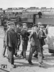 Selbst Kinder und Jugendliche mussten schwere körperliche Arbeit für die deutschen Besatzer, wie hier im Eisenbahnausbesserungswerk Kiew leisten. Die heitere Stimmung ist wohl überwiegend dem anwesenden RVM-Fotografen zuzurechnen. Im Hintergrund wartet 57 1894 mit der Kurzbezeichnung des Bw Kasatin 1 auf dem Tender auf Ausbesserung. (1942) <i>Foto: RVM (Ittenbach)</i>