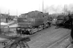 42 1900 in ihrer Heimatdienststelle Bingerbrück. Rechts 64 356 und 64 143; eine Baureihe, die nur zwei Jahre lang in Bingerbrück heimisch war. (04.1951) <i>Foto: A. Dormann, Slg. W. Löckel</i>