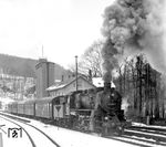 Am Gründonnerstag des Jahres 1975 war im Erzgebirge nochmals der Winter zurückgekehrt. 58 1111 verlässt mit P 3603 den Bahnhof Lauter zwischen Aue und Schwarzenberg. (27.03.1975) <i>Foto: Joachim Schmidt</i>