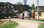 50 3688 vom Bw Glauchau passiert mit dem Sandzug einen lässigen Schrankenwärter an einem Bahnübergang bei Waldenburg/Sachsen. (05.1987) <i>Foto: Joachim Schmidt</i>