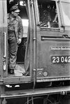 23 042 vom Bw Mönchengladbach in Köln Hbf, deren Heizer gerade seinen Lokführer vermisst. (16.07.1957) <i>Foto: Jacques H. Renaud</i>
