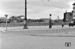 Eine P 8 fährt aus Wuppertal kommend über das Überwerfungsbauwerk der Duisburger Strecke am Wehrhahn nach Düsseldorf Hbf ein. Im Vordergrund liegt der Vinzenzplatz mit der Kreuzung der Gerresheimer und Ackerstraße. (16.07.1957) <i>Foto: Jacques H. Renaud</i>